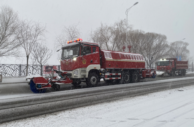 盈峰環(huán)境除冰雪裝備全力投入破冰作業(yè)，助力北京道路交通安全